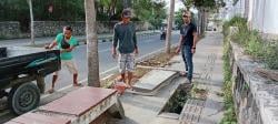 Trotoar KSPN Berlubang dan Telan Korban Wisatawan Asing Warga Labuan Bajo Perbaik pakai Dana Pribadi