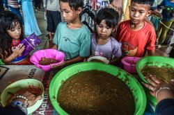 Potret Pembagian Bubur Asyura 10 Muharram 1447 H 