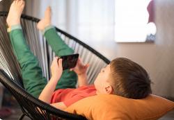 Ayah Bunda Wajib Tahu! Anak Main Gadget 4 Jam Sehari Berisiko Terlambat Bicara