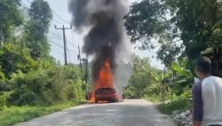 Mobil Sedan Tiba-tiba Terbakar di Cibadak Lebak, Damkar Ungkap Dugaan Penyebabnya