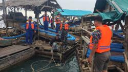 Polisi Tarik 13 Unit Ponton dari Perairan Teluk Inggris