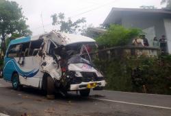 Minibus Bawa Wisatawan Tegal Terguling di Turunan Serang Purbalingga, 2 Tewas, 15 Luka