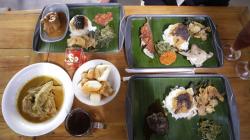 Sensasi Makan Nasi Padang di Atas Nampan di Bandung, Autentik dan Bikin Penasaran!