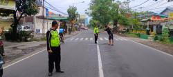 Diduga Mabuk, Pemotor Bonceng Tiga Zig-Zag Dijalan Berujung Tewas Terlindas Truk di Wonoayu