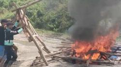 Ricuh Demo Tambang Pasir di Lebak! Anjing Dilepas Pengusaha, Warga Blokade Jalan, Pos Dibakar