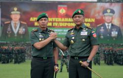 Ketika 2 Jenderal Kopassus Saling Puji di Apel Penyerahan Satuan Kodam Diponegoro