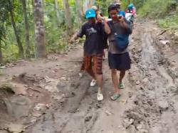 Warga Sakit Digotong Pakai Sarung, Jalan Rusak di Panyindangan Jadi Kuburan Roda