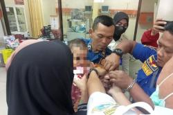 BREAKING NEWS Jari Balita 16 Bulan Terjepit Pintu ATM, Damkar Kuningan Gerak Cepat