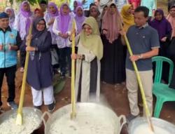 Bupati Pandeglang Dewi Setiani Kompak Masak Bubur Suro Bareng Ibu-Ibu di Labuan
