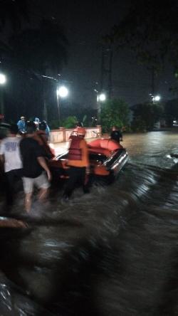 Petugas BPBD Kabupaten Bogor dan Karang Taruna Klapanunggal Bersama Evakuasi Warga Terjebak Banjir