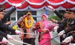 Momen Pedang Pora Sarat Makna: Mengantar Kepergian AKBP Sigit Harimbawan dari TTS