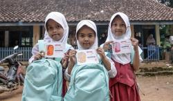 2.000 Tas Sekolah Dibagikan ke Pelosok Indonesia, Dimulai dari Bandung Barat