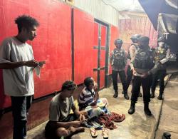 Polres Mabar Bagikan Masker Antisipasi Dampak Abu Vulkanik Gunung Lewotobi