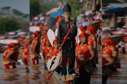 Aksi Cool di Perahu Pacu Jalur Bawa Dhika Raih Gelar Duta Wisata Riau Mendunia