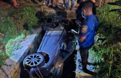 Mobil Terperosok ke Selokan Sempit, Damkar Lakukan Evakuasi hingga Tengah Malam