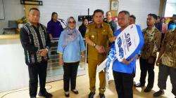 Pemkot Ambon Serahkan Mobil CSR untuk Dukung Pendidikan