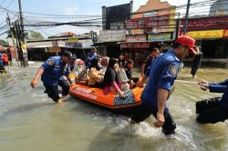 Banjir Belum Surut, Jalan KH Ahmad Dahlan Cipondoh Lumpuh