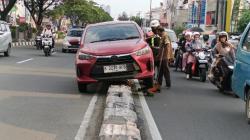 Gegara Sopir Ngantuk, ‎Mobil Tersangkut di Separator  Beton Jalan Margonda Depok