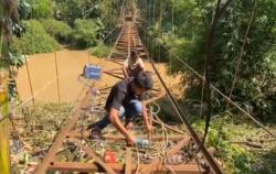 Miris! Jembatan Gantung Rusak di Lebak Sering Telan Korban, Warga Terpaksa Patungan untuk Perbaiki