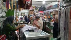Jelang Tahun Ajaran Baru, Toko Seragam di Tulungagung Dibanjiri Pembeli