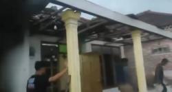 Diterjang Hujan Deras dan Angin Kencang, Empat Rumah di Jombang Rusak Parah