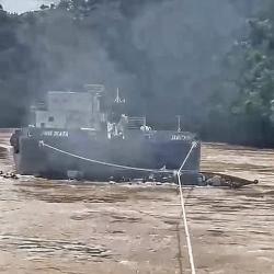 Kapal Tongkang Tabrak Kapal Motor Angkut Puluhan Penumpang di Sungai Barito, 3 Belum Ditemukan