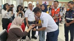 KAI Daop 5 Bagi-bagi Kopi Gratis di Stasiun 