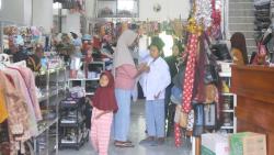 Menjelang Tahun Ajaran Baru, Penjualan Seragam Sekolah di Blora Diserbu Warga
