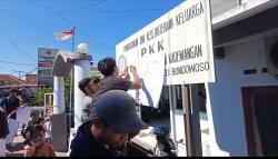 Tuntut Pencopotan Ketua RT, Warga Segel Kantor Kelurahan Kademangan Bondowoso