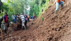 Longsor Timbun Akses Jalan Penghubung Cipakem-Padamulya, BPBD Imbau Warga Waspada