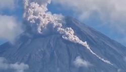 Gunung Semeru Erupsi, Awan Panas Meluncur Hingga 4.000 Meter BPBD Minta Warga Waspada