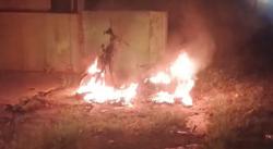 Heboh Sepeda Motor di Jombang Terbakar Sisakan Rangka, Pemilik Menghilang Tinggalkan Helm