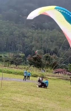 Lucu dan Unik, Atlet Paralayang Tabrak Juri Saat Gelaran Porprov  2025 Justru Raih Medali Perak