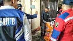 Tim Rescue Damkar Palangka Raya Evakuasi Ular Kobra Hitam dari Rumah Warga di Jalan Lamtoro Gung