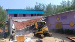 BREAKING NEWS Puluhan Cafe di Kawasan Pantai Sigandu Batang Dibongkar Paksa