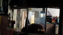 Diduga Kompor Masak, Warung Nasi Goreng di Kediri Terbakar, Tiga Mobil Pemadam Dikerahkan
