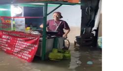 Viral! Pedagang Nasi Goreng Tetap Berjualan di Tengah Banjir, Tuai Pujian dan Tawa Warganet