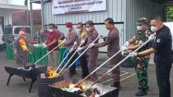 Kejari Ciamis Musnahkan Barang Bukti dari Puluhan Perkara Kriminal