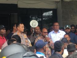 Korban Pembunuhan Diarak ke Kantor Wali Kota Sorong, Keluarga Tuntut Keadilan dan Penertiban Miras
