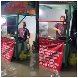 Viral! Meski Terendam Banjir,Pedagang Nasi Goreng Ini Tetap Jualan