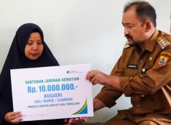 Baru Pertama Kali di Pemalang: Bupati Anom Serahkan Dana Santunan Kematian DBHCHT