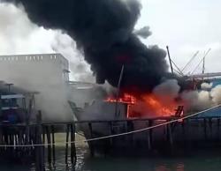 Kapal Nelayan Karimun Terbakar saat Diperbaiki, Diduga Akibat Percikan Las