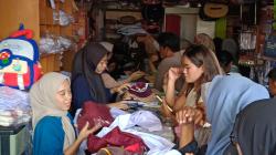 Jelang Tahun Ajaran Baru, Toko Seragam dan Alat Tulis di Cianjur Diserbu Pembeli