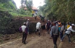 Jalan Desa Ditutup, TPT Vila Doli Dibongkar Warga Cegah Longsor di Sukaresmi Cianjur