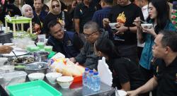 Jajan Dawet, Waketum Kadin Erwin Aksa Dorong Promosi Produk Lokal Lewat Belanja Bareng di Pasar Gede