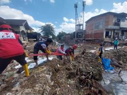Relawan PMI Bersihkan Lingkungan Terdampak Parah Banjir Mataram di Karang Kemong Cakranegara