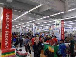 Toko Perlengkapan Sekolah di Cirebon Diserbu Warga Jelang Tahun Ajaran Baru 2025