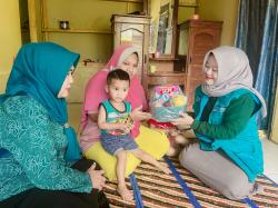 Lawan Stunting! PKK Desa Cibadak Rutin Bagikan Makanan Tambahan untuk Balita dan Ibu Hamil