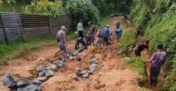 Bertaruh Nyawa di Jalan Rusak! Warga Pamoyanan Cibinong Gotong Royong Perbaiki Jalan Kabupaten