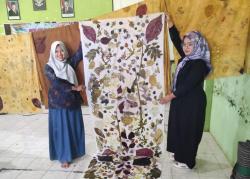 Warna Daun Jadi Peluang Usaha: Pemdes Temanggal Kebumen Latih Warga Eco Printing